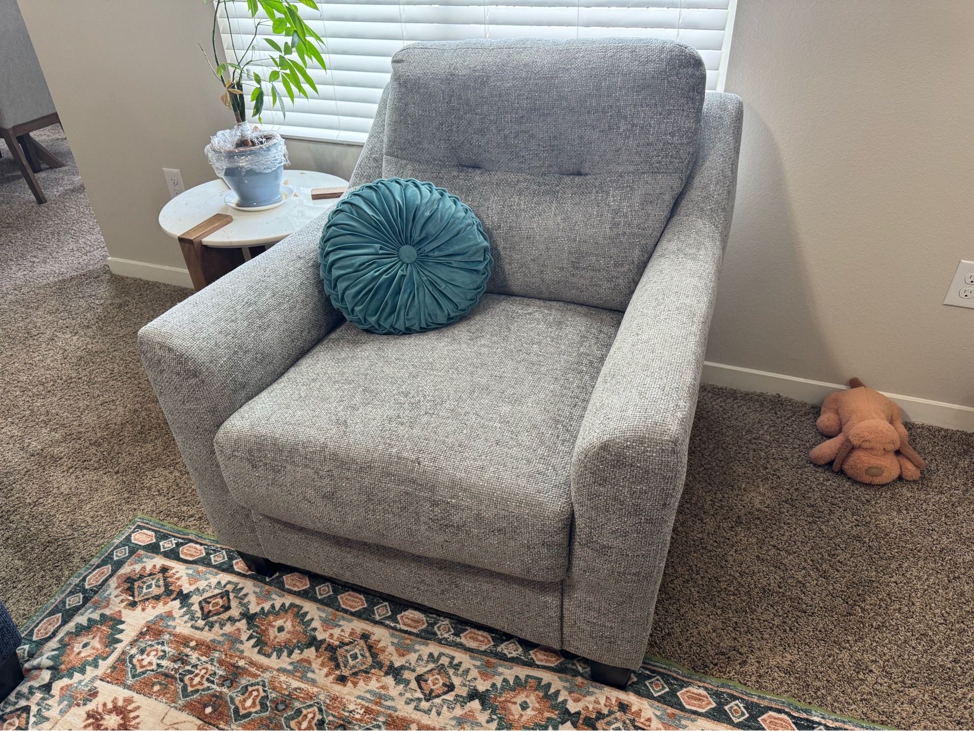 Modern Oversized Accent Chair – Excellent Condition