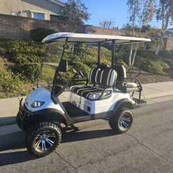 Golf cart with lithium battery