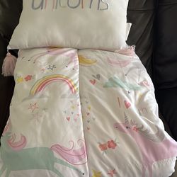 Unicorn bedsheets & bedspread with pillow.