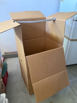 Wardrobe moving box with crossbar