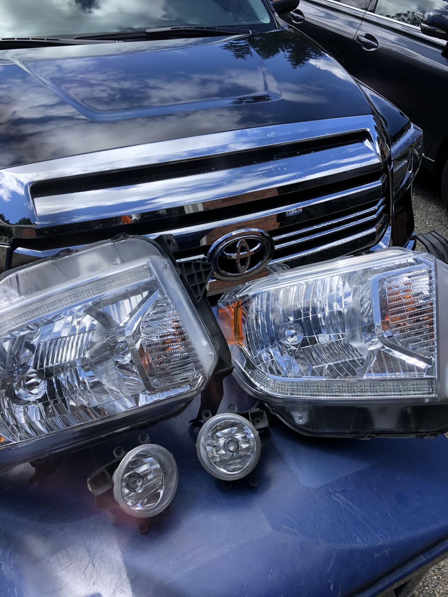 Toyota Tundra 2016 OEM Headlights & Fog Lights. I Upgrade To LED