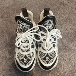 LV women sneakers size 37