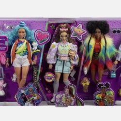 Barbies Xtra 5 Dolls With Pets And Accessories 