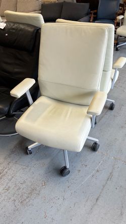 (In store) Cream leather office chair