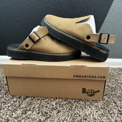 Dr. Martens  CARLSON LEATHER SAND (Clogs)