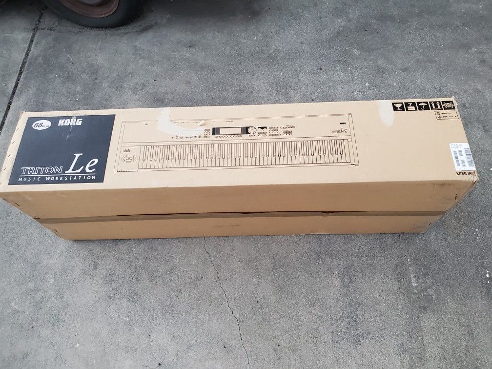 Korg Triton Le 88 key Keyboard EMPTY BOX only
