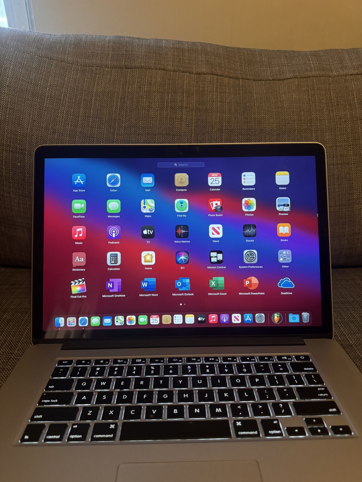 15 Inch MACBOOK PRO LOADED  WITH 30 DayWARRANTY