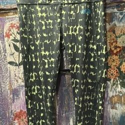 North Face Leggings Capri Green Camo Women's Small EUC SMOKE FREE