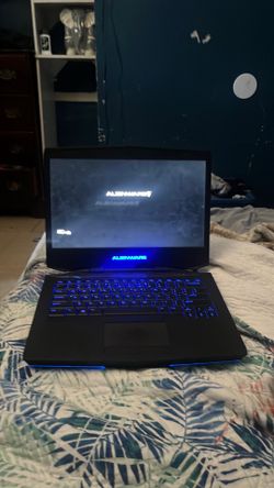 alienware pc comes with charger and works perfectly fine