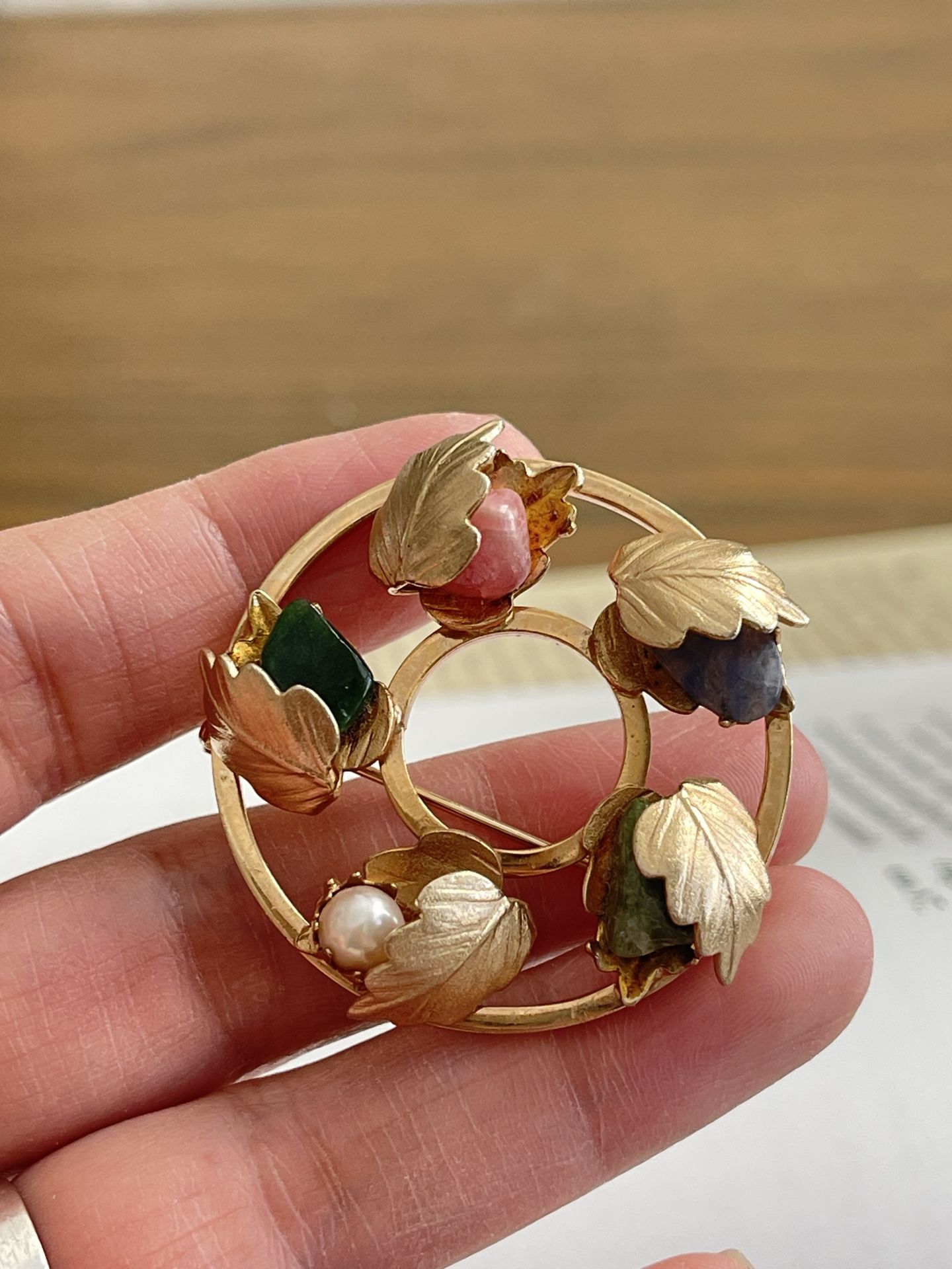 Sarah Coventry Flowered Circle Wreath Pin Brooch Gem Stones Pearl