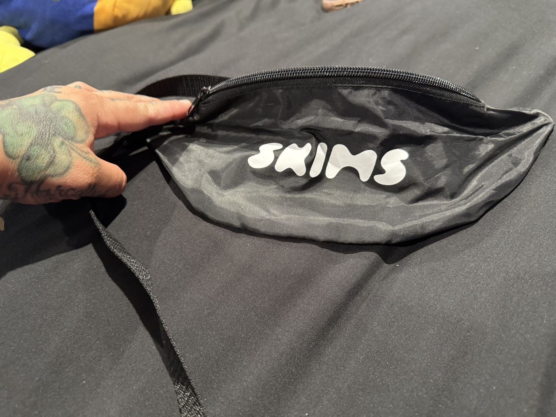Skims Fanny Pack Black And White