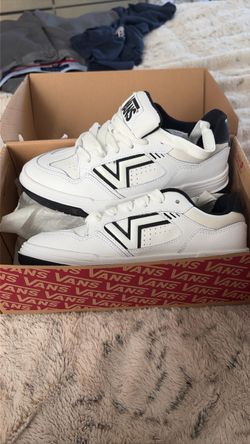 Vans- Upland (size: M/6 W/7.5