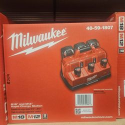 Milwaukee
M12 and M18 12-Volt/18-Volt Lithium-Ion Multi-Voltage 6-Port Sequential Rapid Battery Charger (3 M12 and 3 M18 Ports)
2.9k
