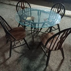 GLASS TOP KITCHEN TABLE W/CHAIRS
