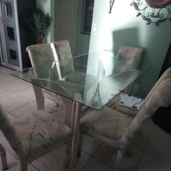 I am selling Dinning Room Set For $ 250.00