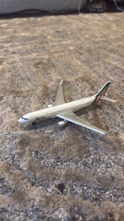 Toy airplanes 5$ for 3, 6 for 9.50$