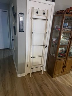 Wall mount blanket rack