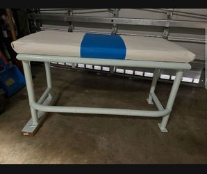 Center bench seat for boats