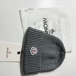 GREY MONCLER BEANIE