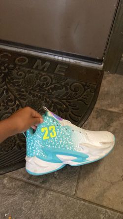 Basketball shoes