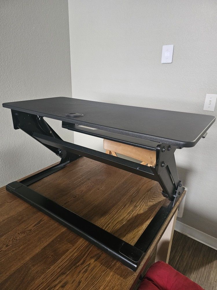 Adjustable computer desk