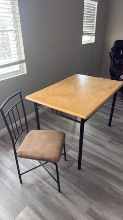 Card / small kitchen table with 4 chairs