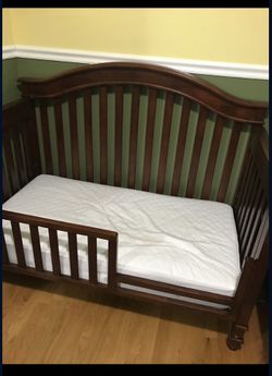 Crib. Expresso Color. Mattress included