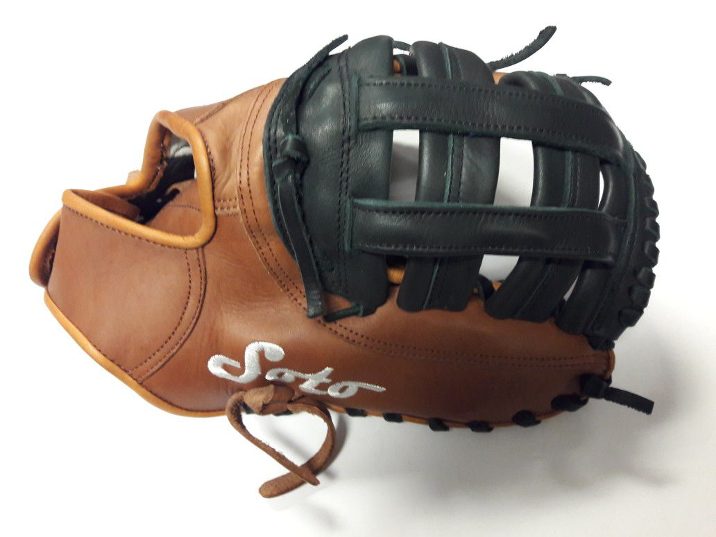 Baseball Glove for Sale in Chino, CA - OfferUp
