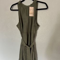 Fashion Women. Summer. Dress. Color verde Sage