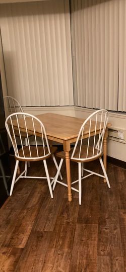 Comedor de 4 sillas y un banquito