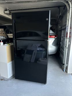 GE 21.9 cu. ft. Top Freezer Refrigerator in Black, ENERGY STAR