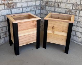 Single cedar planter box