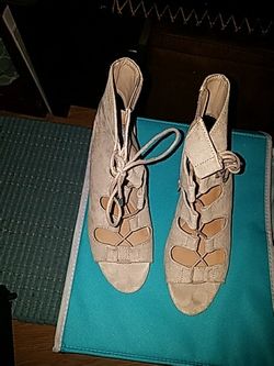 size 7 wmns biege DV wedges