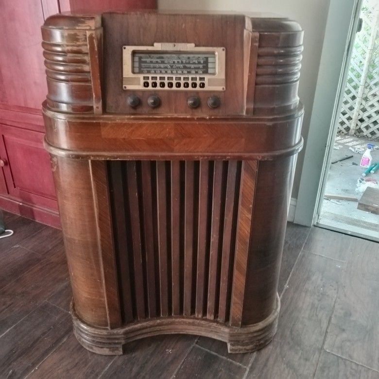 Philco 40-180 Floor Radio
