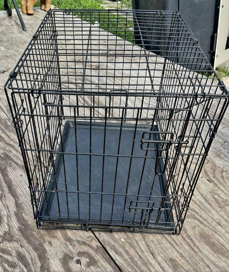 SMALL METAL DOG KENNEL 