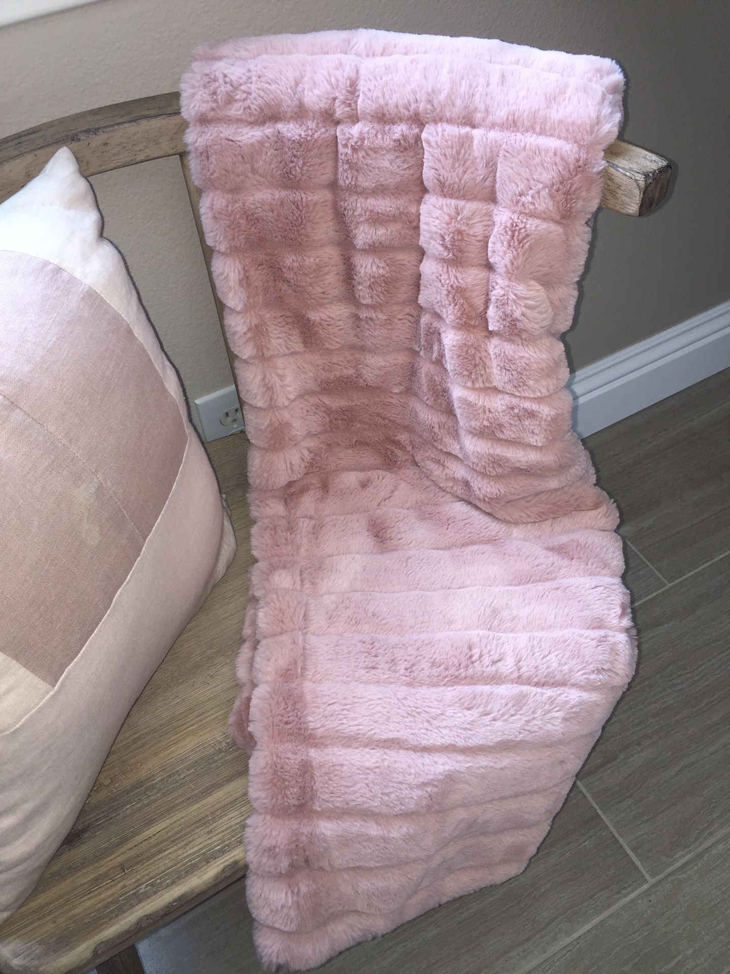 Faux Fur Throw Blanket - Pink