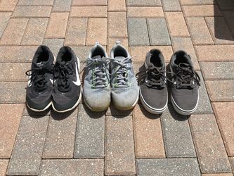 2 pairs of Nike sneakers