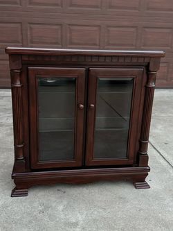 Ashley Furniture Willmot Lighted Curio Cabinet
