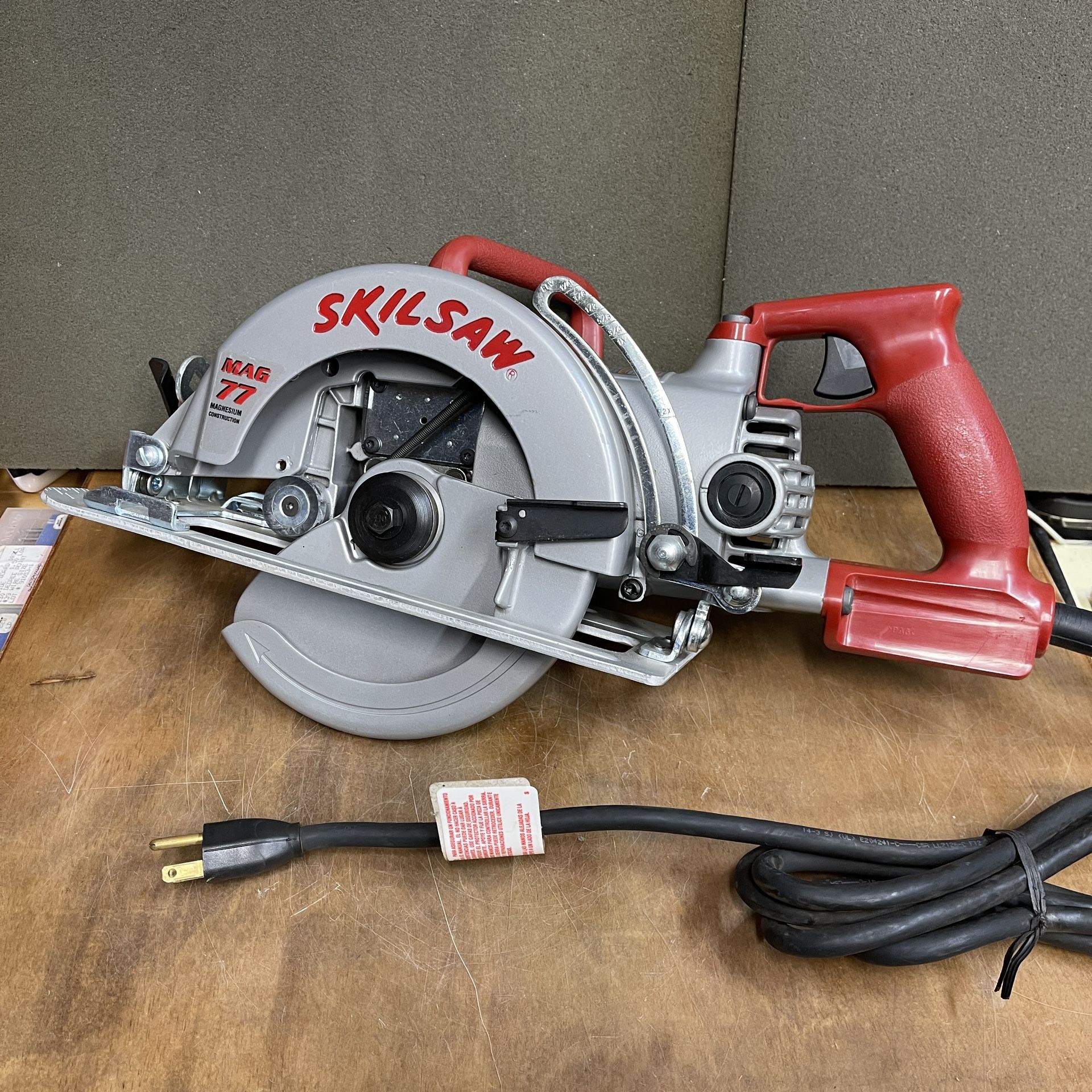 (New) SKILSAW SKIL HD77M 7 1/4 Worm Drive Magnesium Circular Saw Mag 77