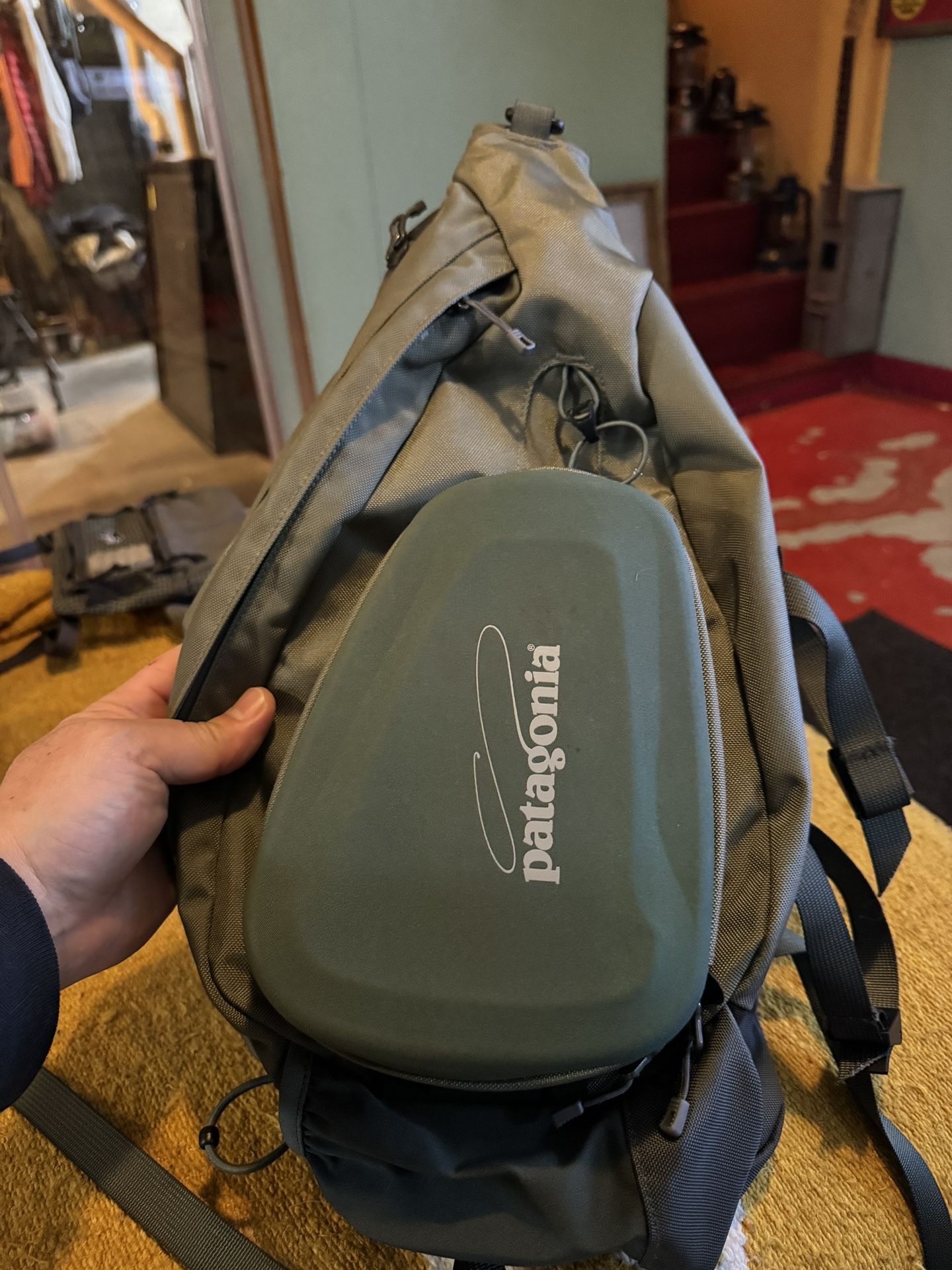 Patagonia Fly Fishing Stealth Atom Sling Pack 8L Green