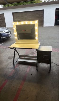 Makeup Vanity Mirror And Table