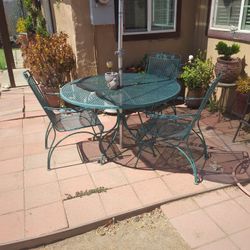 Mesa De Jardín Con 3 Sillas Para Disfrutar Una Tarde A Gradable La Sombrilla Está Un Poco Rota 