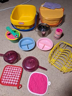 Kids play food shopping baskets pans