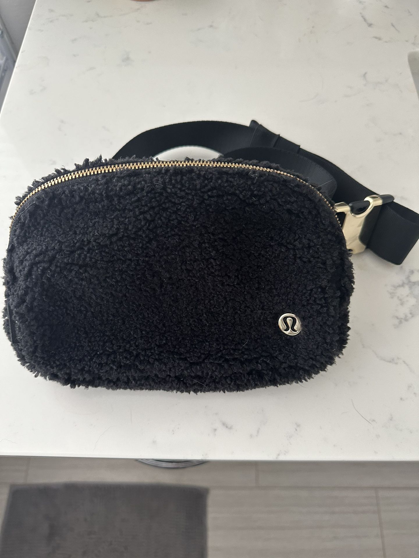 lululemon BELT BAG - Black Teddy Fur