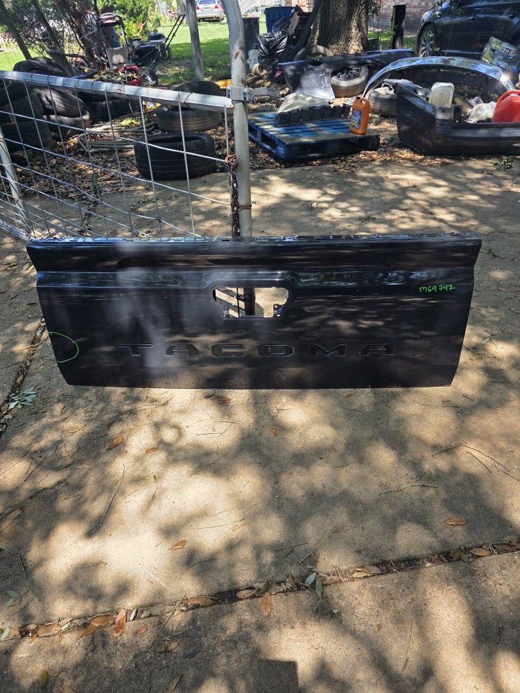 2024-2026 TOYOTA TACOMA TAILGATE WITH SMALL DENT