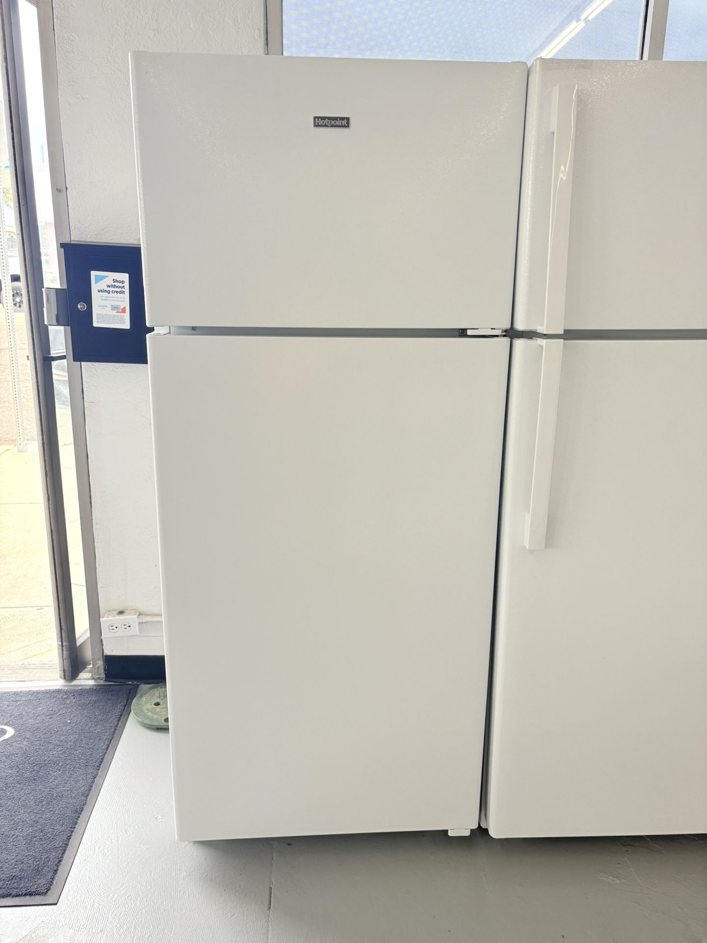 HOTPOINT 28 in 17.5 Cu Ft Capacity Refrigerator