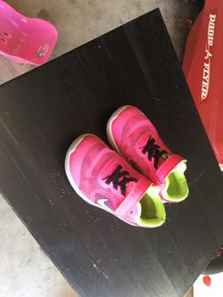 Little girls size 9 Nike Flex tennis shoes