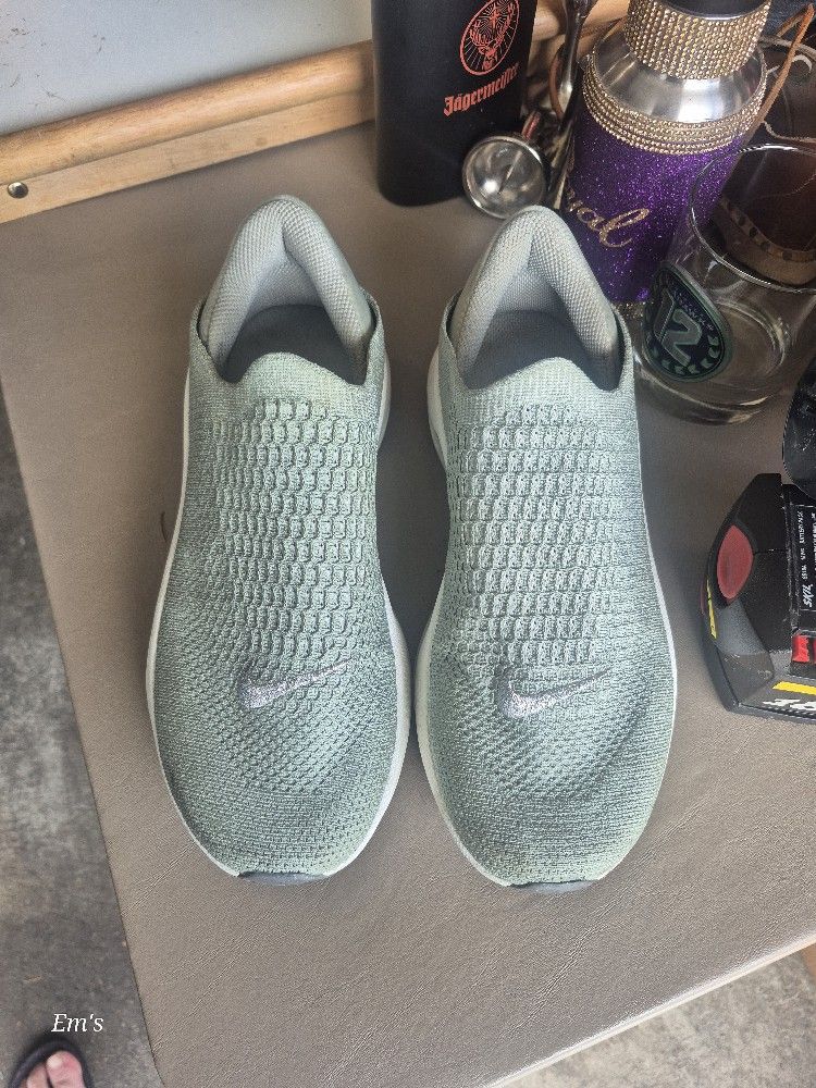 Nike Reina Slip On Shoes, Unisex. Women's 10/Mens 8