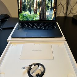 MacBook Air 13.6” (M2, 2022) 8GB RAM 256GB SSD + Box/Receipt (Great Condition)