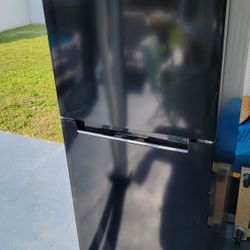 Magic Chef Top Freezer Refrigerator https://offerup.com/redirect/?o=MTAuY3U= - $589 at Home Depot - Used